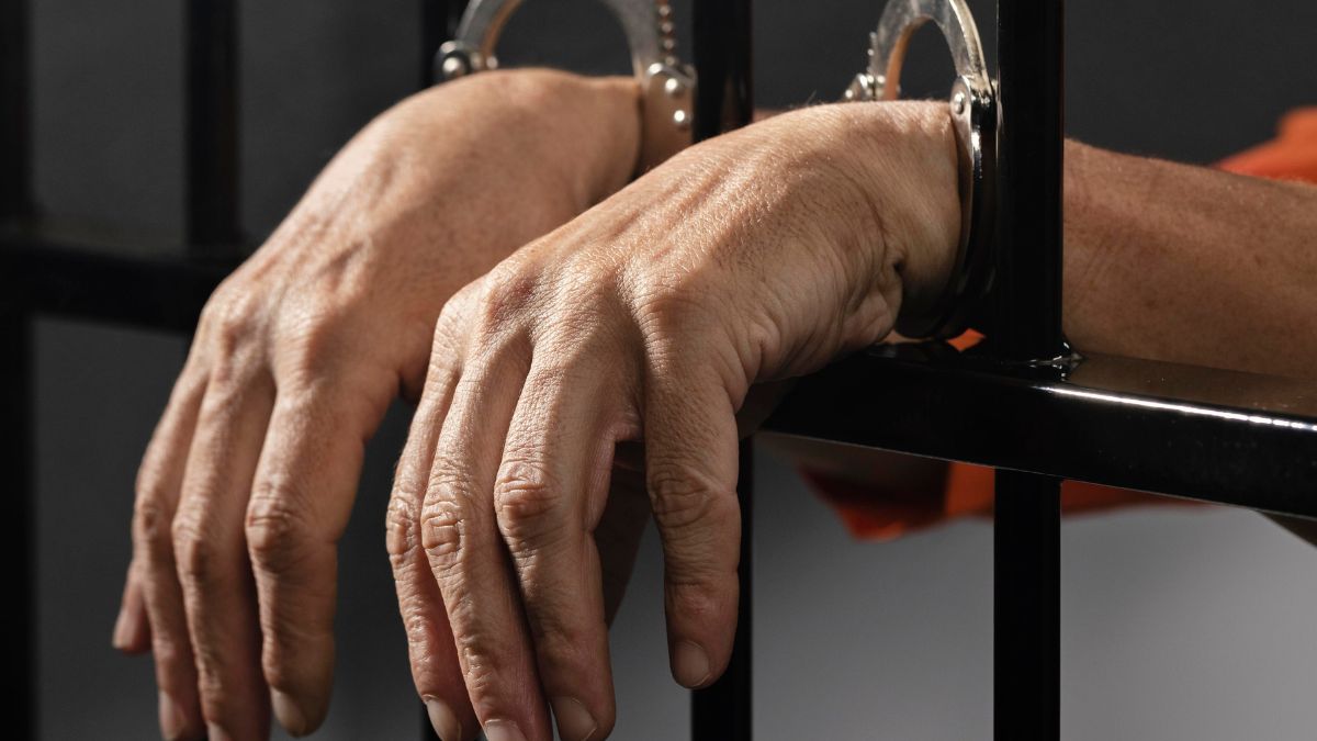 यूपी में एक साथ दो सरकारी नौकरी करता रहा शख्स, अब कोर्ट ने सुनाई 7 साल की सजा