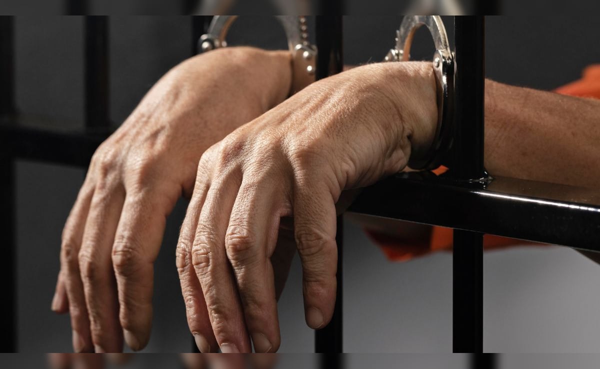 यूपी में एक साथ दो सरकारी नौकरी करता रहा शख्स, अब कोर्ट ने सुनाई 7 साल की सजा