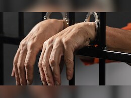 यूपी में एक साथ दो सरकारी नौकरी करता रहा शख्स, अब कोर्ट ने सुनाई 7 साल की सजा