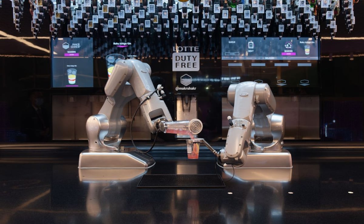 Will You Drink A Cocktail By A Non-Human? Singapore Changi Airport Has An 'AI Bartender'
