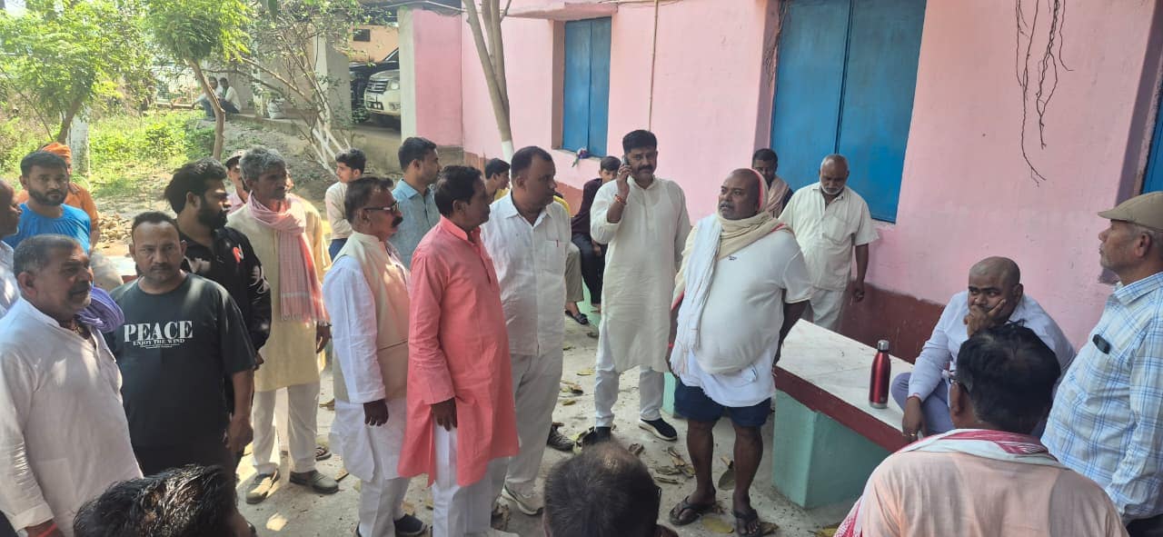 हादसे में बेटे को खोने के बाद लोगों के बीच घिरे राजबल्लभ यादव.