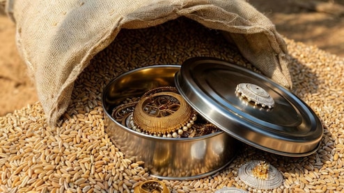 पत्नी ने गेहूं से भरे कट्टे में छिपाए 15 लाख के जेवर, पति ने गहने समेत अनाज व्यापारी को बेचा