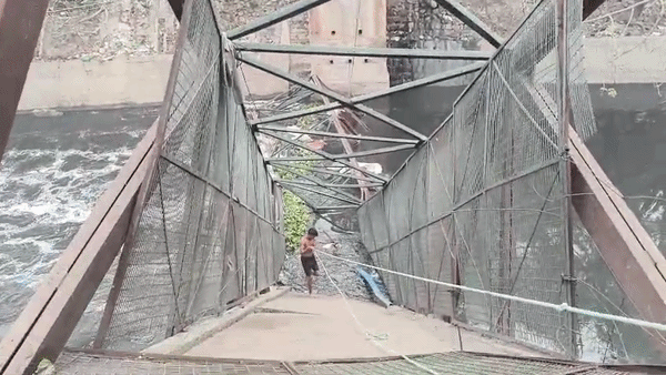 दिल्ली के रूप नगर में बड़ा हादसा, नाले के ऊपर बना लोहे का पुल गिरा; एक महिला पानी में बही