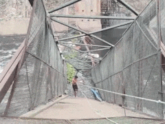 दिल्ली में बड़ा हादसा, नाले के ऊपर बना लोहे का पुल गिरा; एक महिला की मौत