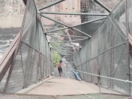 दिल्ली में बड़ा हादसा, नाले के ऊपर बना लोहे का पुल गिरा; एक महिला की मौत