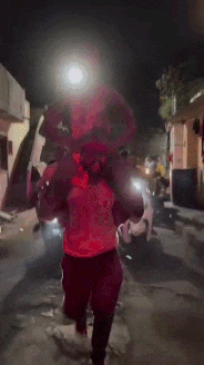 कोल्हापुर में दिखी दोस्ती की मिसाल, सेना में भर्ती हुआ दोस्त तो मित्र ने कंधे पर बैठाकर घुमाया, VIDEO गर्व से भर देगा