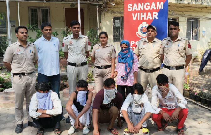 शादी की शॉपिंग पड़ी भारी: दूल्हा-दुल्हन बने ‘रोड रेज' के आरोपी, 6 के साथ पहुंचे हवालात