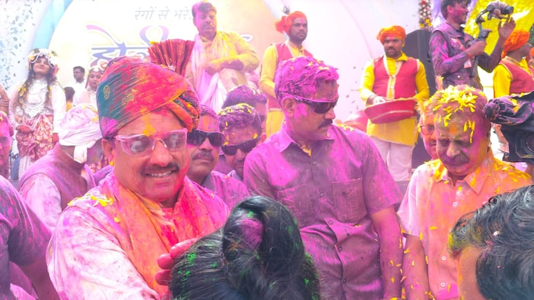 मध्य प्रदेश के सीएम हाउस में होली की धूम, फाग और रंगों के बीच नेताओं ने दी शुभकामनाएं