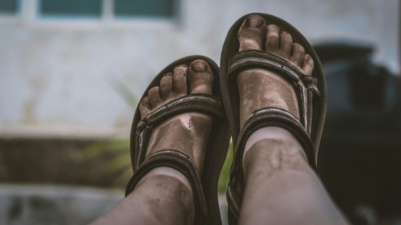 Flat Sandals Vs Cushioned Slides: A Simple Swap That Boosts Foot Comfort