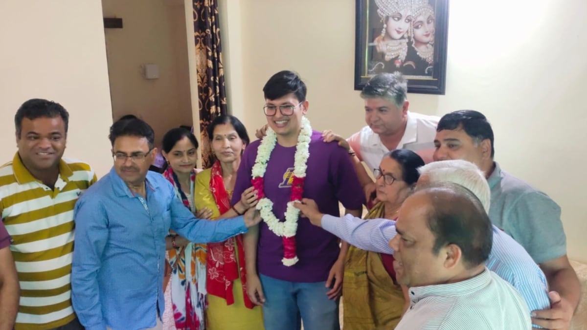 परिणाम आने के बाद अपने परिवार के बीच अनुज अग्निहोत्री