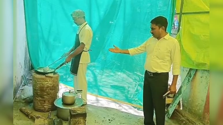 गैस सिलेंडर की किल्लत; इंडियन कॉफी हाउस समेत होटलों में पारंपरिक तरीके से हो रही कुकिंग