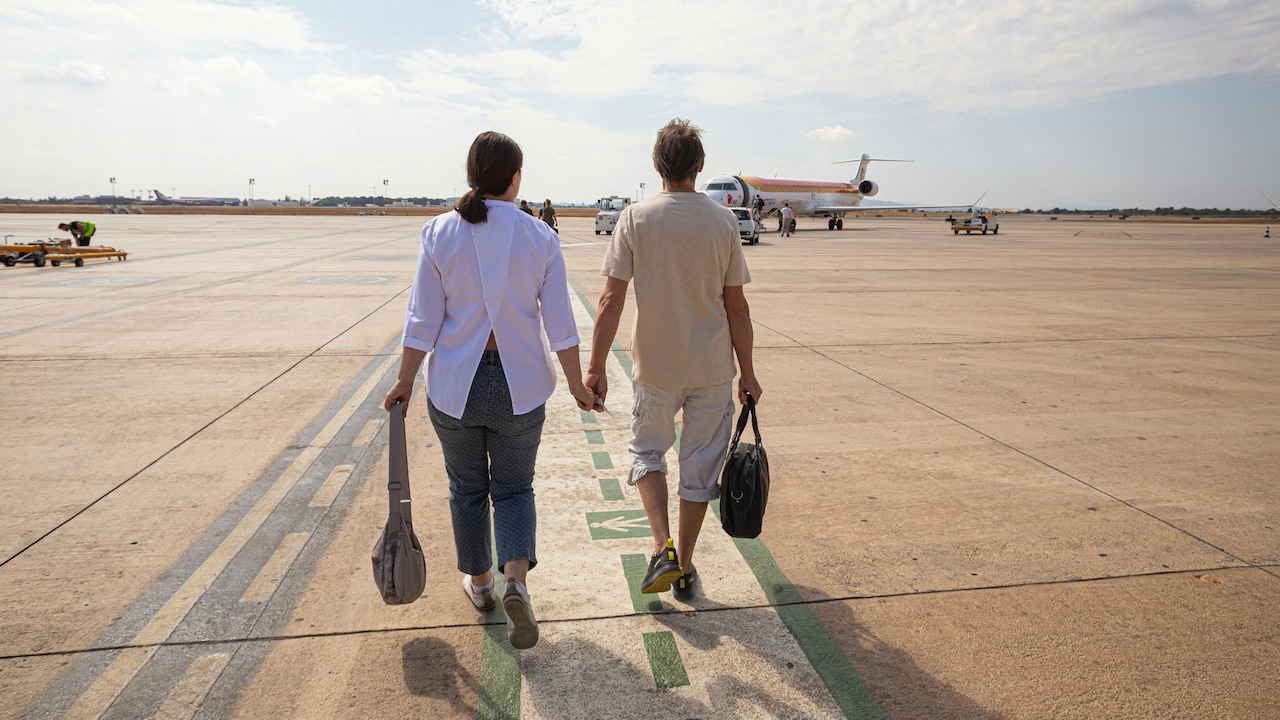 Lightweight fabrics and relaxed silhouettes are key to holiday comfort. Lightweight fabrics and relaxed silhouettes are key to holiday comfort.