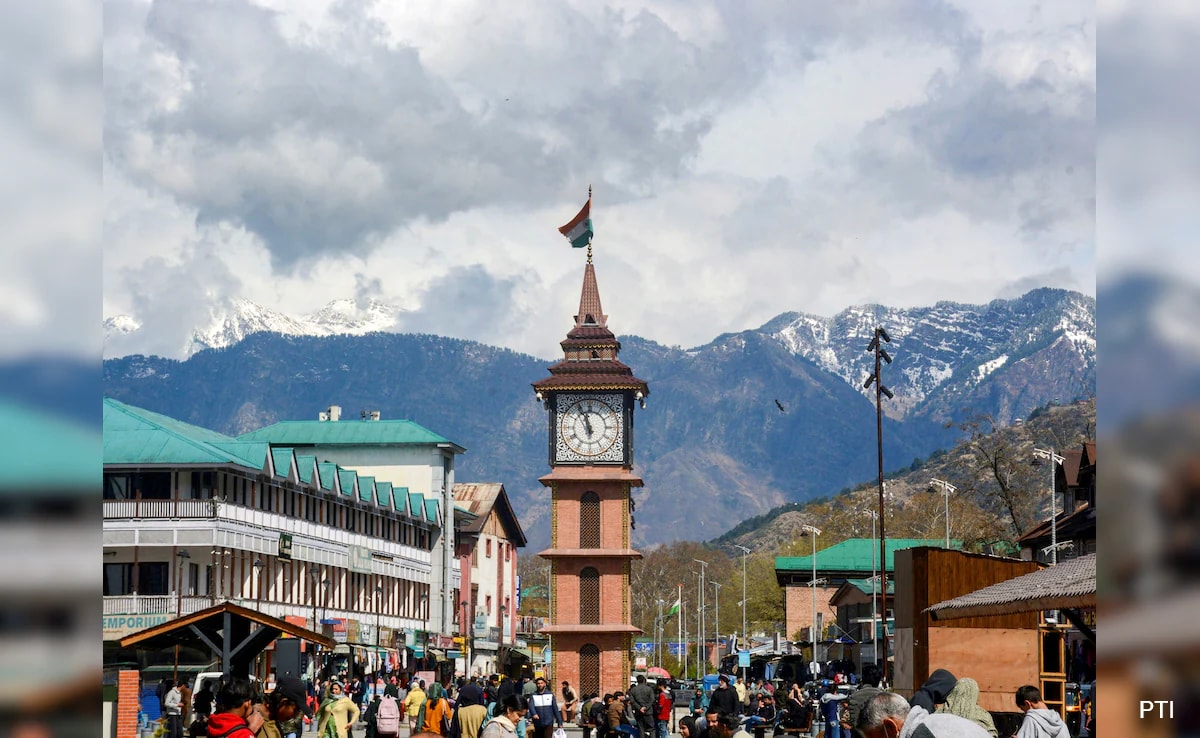 Kashmir Higher Reaches Witness Fresh Snowfall As Temperatures Drop