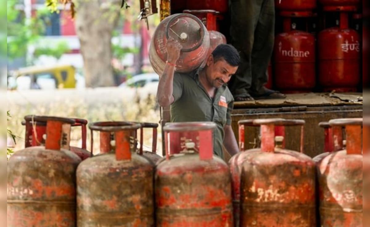 LPG डिस्ट्रीब्यूटर्स को 350 से ज्यादा नोटिस; 3,000 से ज्यादा छापेमारी, 1,500 से अधिक सिलेंडर जब्त 