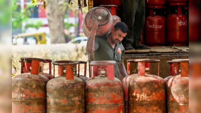 LPG डिस्ट्रीब्यूटर्स को 350 से ज्यादा नोटिस; 3,000 से ज्यादा छापेमारी, 1,500 से अधिक सिलेंडर जब्त&nbsp;