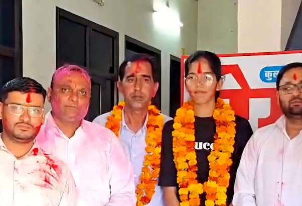 RBSE Result: स्कूल बस ड्राइवर पिता की बेटी ने किया कमाल, 10वीं में 99.17% अंक के साथ जिले में किया टॉप