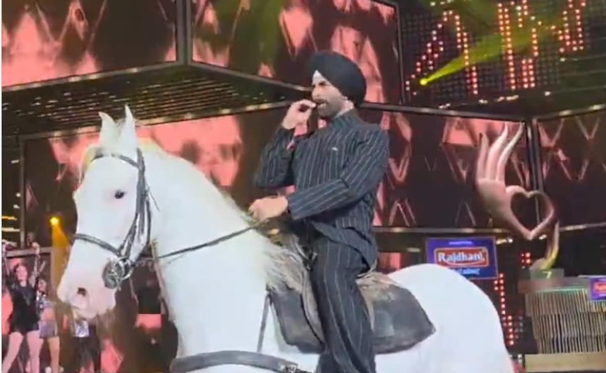 अवॉर्ड शो में घोड़ा दौड़ाने लगे अक्षय कुमार, लाइमलाइट लूटने के लिए हर करतब दिखा रहे खिलाड़ी कुमार