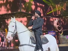 अवॉर्ड शो में घोड़ा दौड़ाने लगे अक्षय कुमार, लाइमलाइट लूटने के लिए हर करतब दिखा रहे खिलाड़ी कुमार