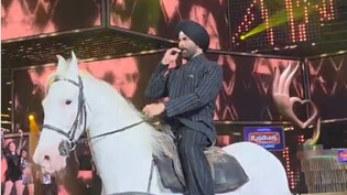 अवॉर्ड शो में घोड़ा दौड़ाने लगे अक्षय कुमार, लाइमलाइट लूटने के लिए हर करतब दिखा रहे खिलाड़ी कुमार