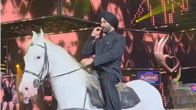 अवॉर्ड शो में घोड़ा दौड़ाने लगे अक्षय कुमार, लाइमलाइट लूटने के लिए हर करतब दिखा रहे खिलाड़ी कुमार