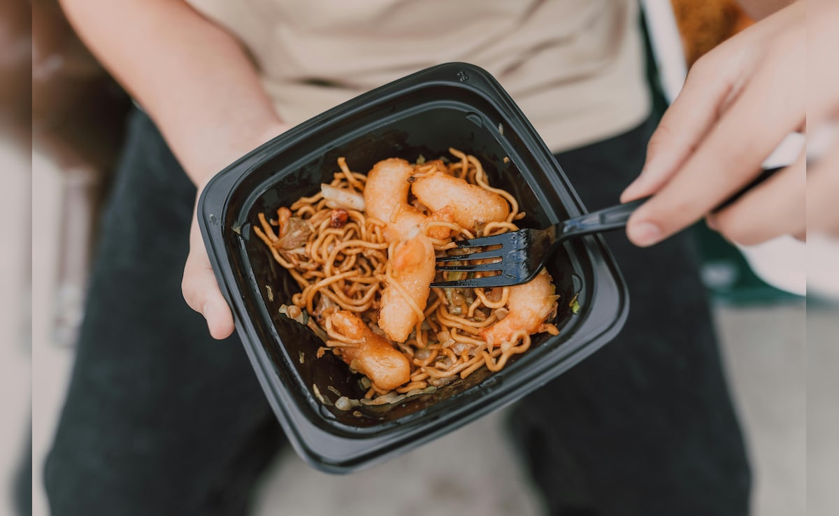 काले प्लास्टिक के डिब्बों में क्या आ रहा आपका ऑनलाइन खाना? पड़ सकता है सेहत को भारी!