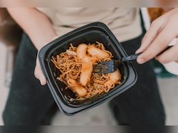 काले प्लास्टिक के डिब्बों में क्या आ रहा आपका ऑनलाइन खाना? पड़ सकता है सेहत को भारी!