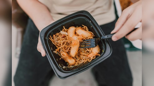 काले प्लास्टिक के डिब्बों में क्या आ रहा आपका ऑनलाइन खाना? पड़ सकता है सेहत को भारी!