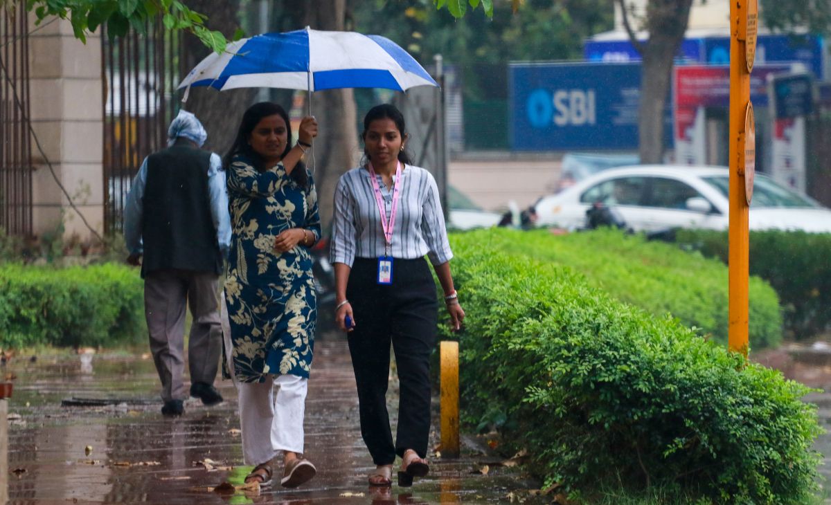 पहाड़ों पर बर्फबारी, दिल्ली में फिर बारिश; 9 डिग्री तक गिरा पारा, कल सबसे खराब रहेगा मौसम!