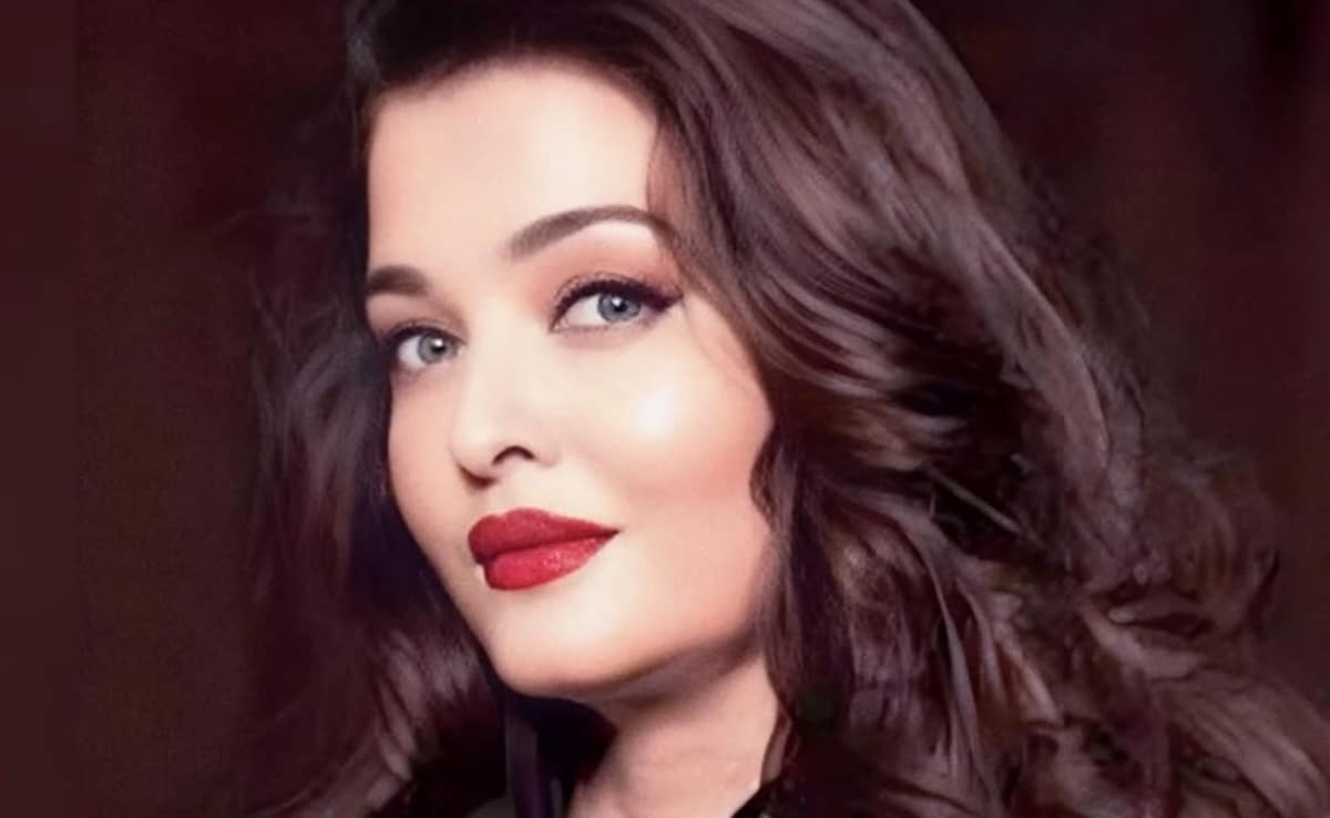 सेम टू सेम मम्मी ऐश्वर्या राय जैसी दिखने लगी हैं आराध्या, वैसा ही हेयर स्टाइल, वैसा ही अंदाज, लेटेस्ट तस्वीरें देख कहेंगे छोटी ऐश्वर्या