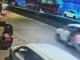 VIDEO: सिगरेट के पैसे मांगने की खौफनाक सजा, दुकानदार को पहले पीटा फिर कार से 1 किमी. तक घसीटा