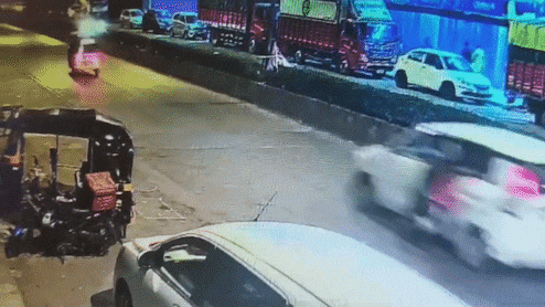 VIDEO: सिगरेट के पैसे मांगने की खौफनाक सजा, दुकानदार को पहले पीटा फिर कार से 1 किमी. तक घसीटा