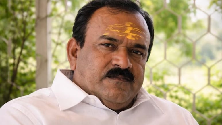 महाराष्ट्राच्या राजकारणात खळबळ, भोंदूबाबा खरातच्या लेकीच्या लग्नपत्रिकेत बड्या नेत्यांची नावं; पहिलं नाव...