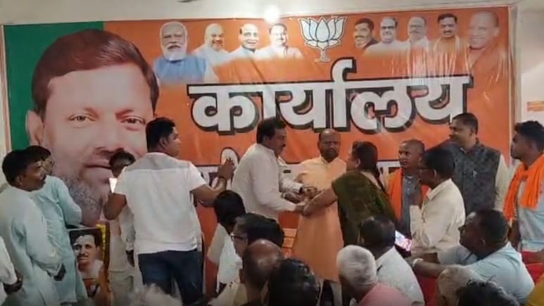 महराजगंज BJP कार्यालय में हंगामा: नेताजी का कॉलर पकड़ महिला ने जड़ा तमाचा, चप्पल भी तानी