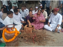 LPG सिलेंडर के दाम बढ़े तो कलेक्ट्रेट के गेट पर जला चूल्हा, सड़क पर रोटियां सेंककर कांग्रेस ने किया प्रदर्शन