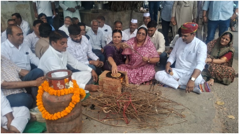 LPG सिलेंडर के दाम बढ़े तो कलेक्ट्रेट के गेट पर जला चूल्हा, सड़क पर रोटियां सेंककर कांग्रेस ने किया प्रदर्शन