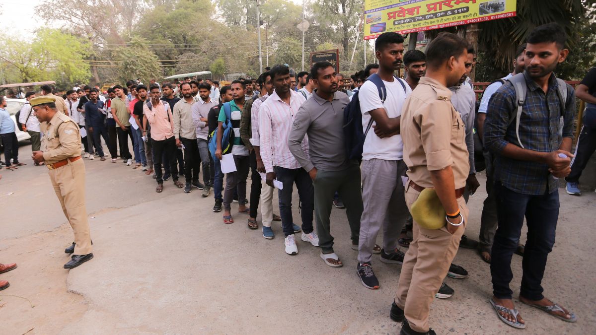 UP पुलिस दरोगा भर्ती में पंडित वाले सवाल को लेकर किस पर गिरेगी गाज, लागू होगा NCERT वाला फॉर्मूला?