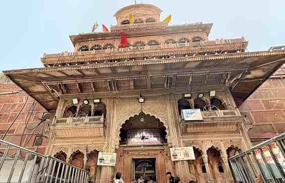 डिजिटल हुए बांके बिहारी... अब घर बैठे मोबाइल पर होंगे ठाकुर जी के दर्शन, ये रहा लाइव स्ट्रीमिंग लिंक