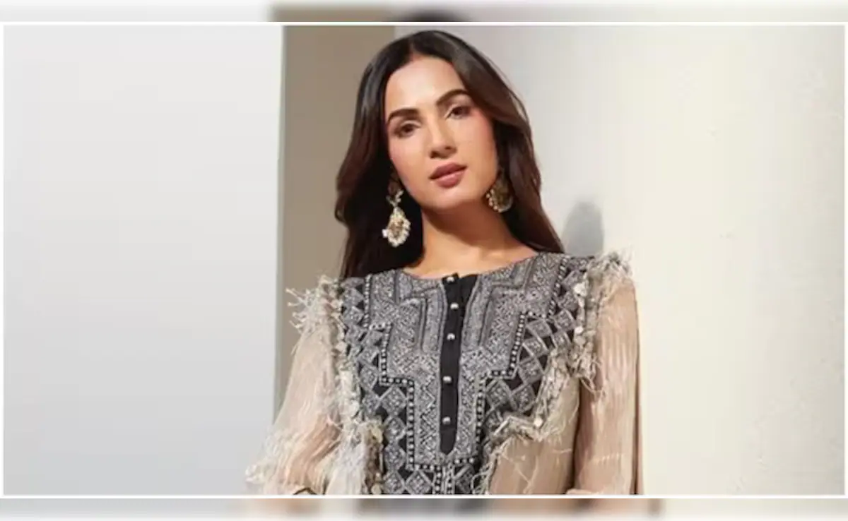 Sonal Chauhan Heads Back To India After Being Stranded In Dubai Amid Middle East Tensions