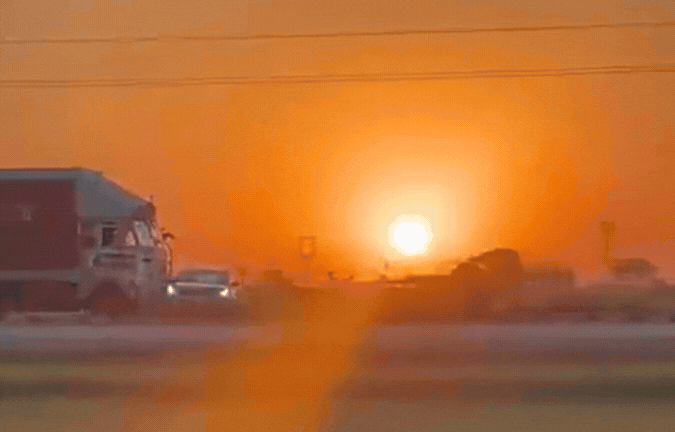 Video: ग्वालियर-झांसी हाइवे पर ट्रक चालक का तांडव, कार को 1.5KM तक घसीटा, लोग चिल्लाते वो भगाता रहा&nbsp;