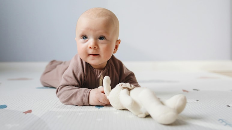 बेबी या छोटे बच्चों को सर्दी-जुकाम बार-बार जल्दी क्यों पकड़ लेता है? जानें चाइल्ड स्पेशलिस्ट डॉ. हेरात उदावत से