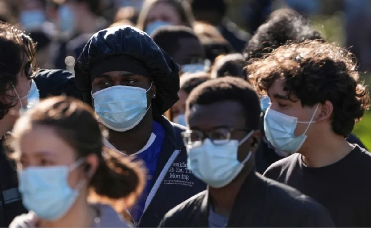 इंग्‍लैंड में खौफ, वैक्‍सीन के लिए लाइनों में सैकड़ों लोग... मेनिन्जाइटिस से हर साल ढाई लाख लोगों की मौत