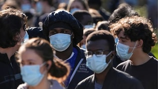 इंग्&zwj;लैंड में खौफ, वैक्&zwj;सीन के लिए लाइनों में सैकड़ों लोग... मेनिन्जाइटिस से हर साल ढाई लाख लोगों की मौत