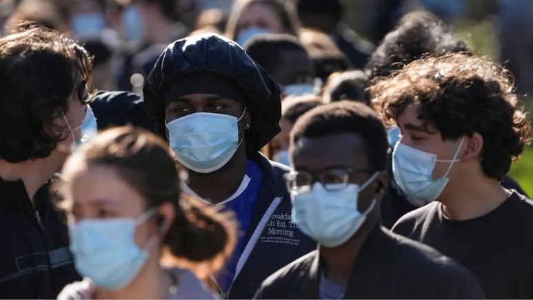 इंग्&zwj;लैंड में खौफ, वैक्&zwj;सीन के लिए लाइनों में सैकड़ों लोग... मेनिन्जाइटिस से हर साल ढाई लाख लोगों की मौत