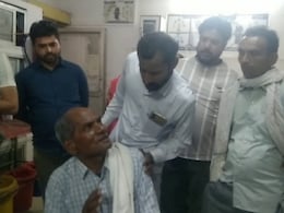 यूपी में मजाक बना जानलेवा, सपेरे ने बुजुर्ग के गले में डाला सांप, फिर आ गई बड़ी मुसीबत