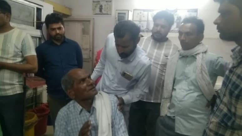 यूपी में मजाक बना जानलेवा, सपेरे ने बुजुर्ग के गले में डाला सांप, फिर आ गई बड़ी मुसीबत