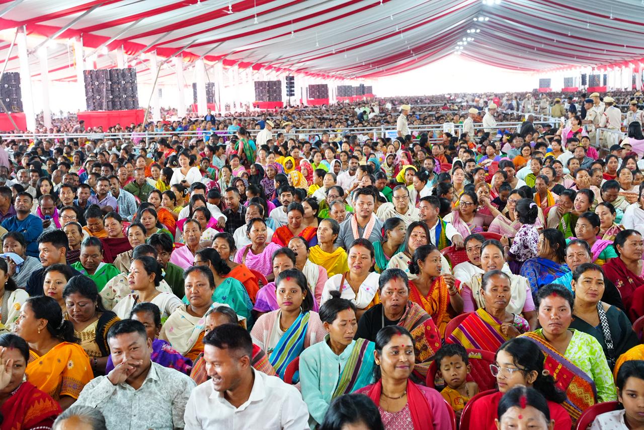 असम में आयोजित पीएम मोदी के कार्यक्रम में मौजूद लोगों की भीड़.