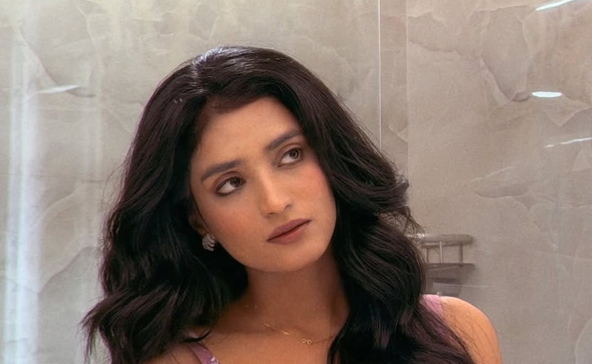 बिग बॉस फेम मान्या सिंह ने बताया दुबई का हाल, कहा- 9 बजे सुनी थी धमाके की आवाज