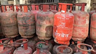 MP में गैस सिलेंडर की कालाबाजारी का खेल? कहीं 2000 में बिक रहा सिलेंडर, कहीं कर्मचारियों पर कार्रवाई