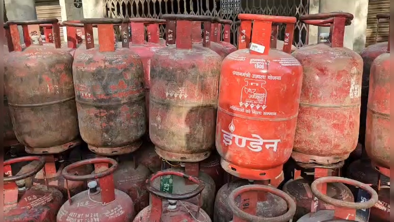 MP में गैस सिलेंडर की कालाबाजारी का खेल? कहीं 2000 में बिक रहा सिलेंडर, कहीं कर्मचारियों पर कार्रवाई