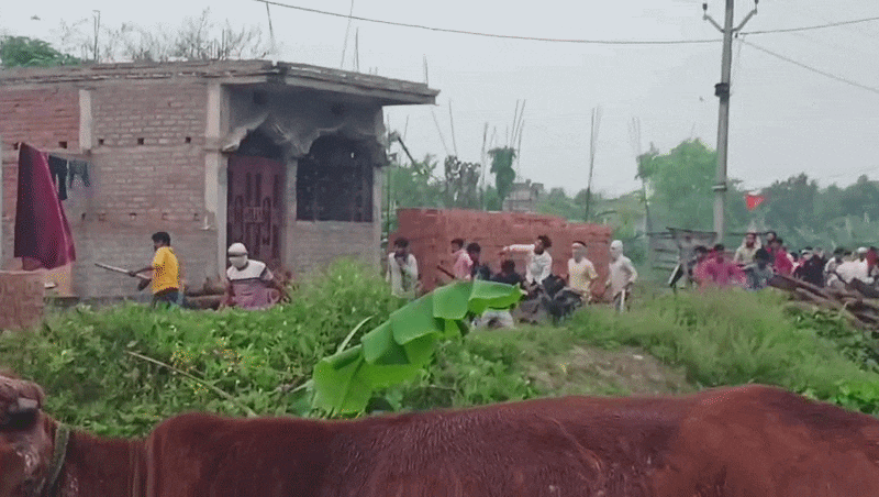 बिहार के वैशाली में बवाल, घर में पत्‍थरबाजी और फर्नीचर की दुकान में लूटपाट के बाद लगा दी आग